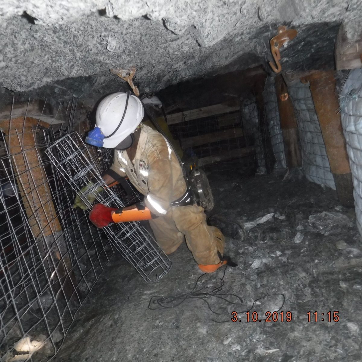 Flexible filling hose connected to a backfill bag underground