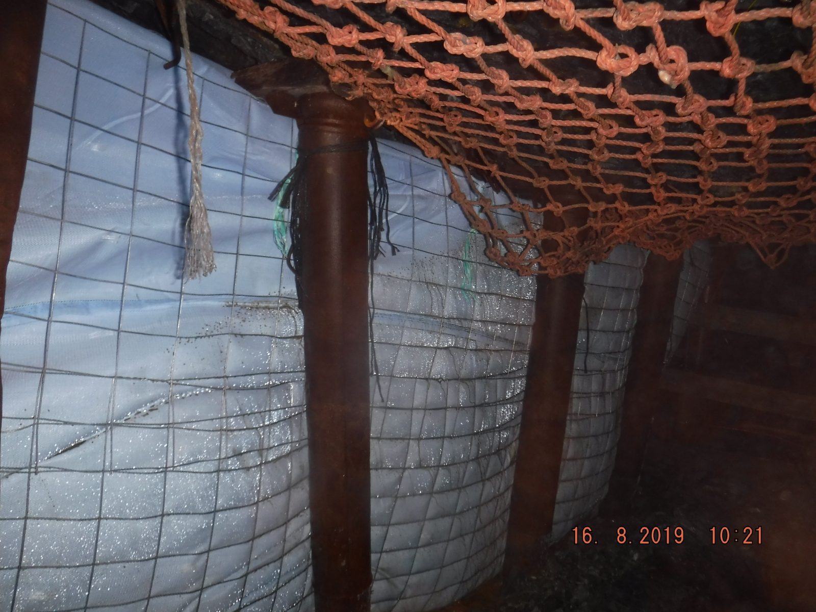 Filled backfill bag supporting the hanging wall in a mined-out stope