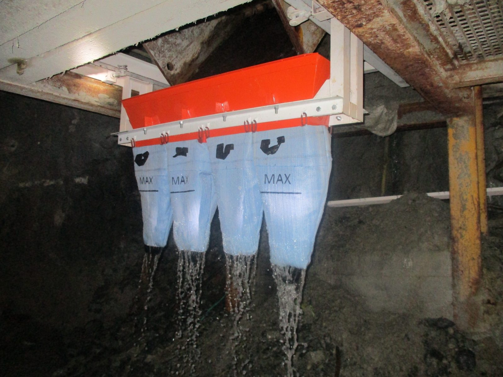 Mud Accumulator catching water and fines draining from the box front above the tramming track