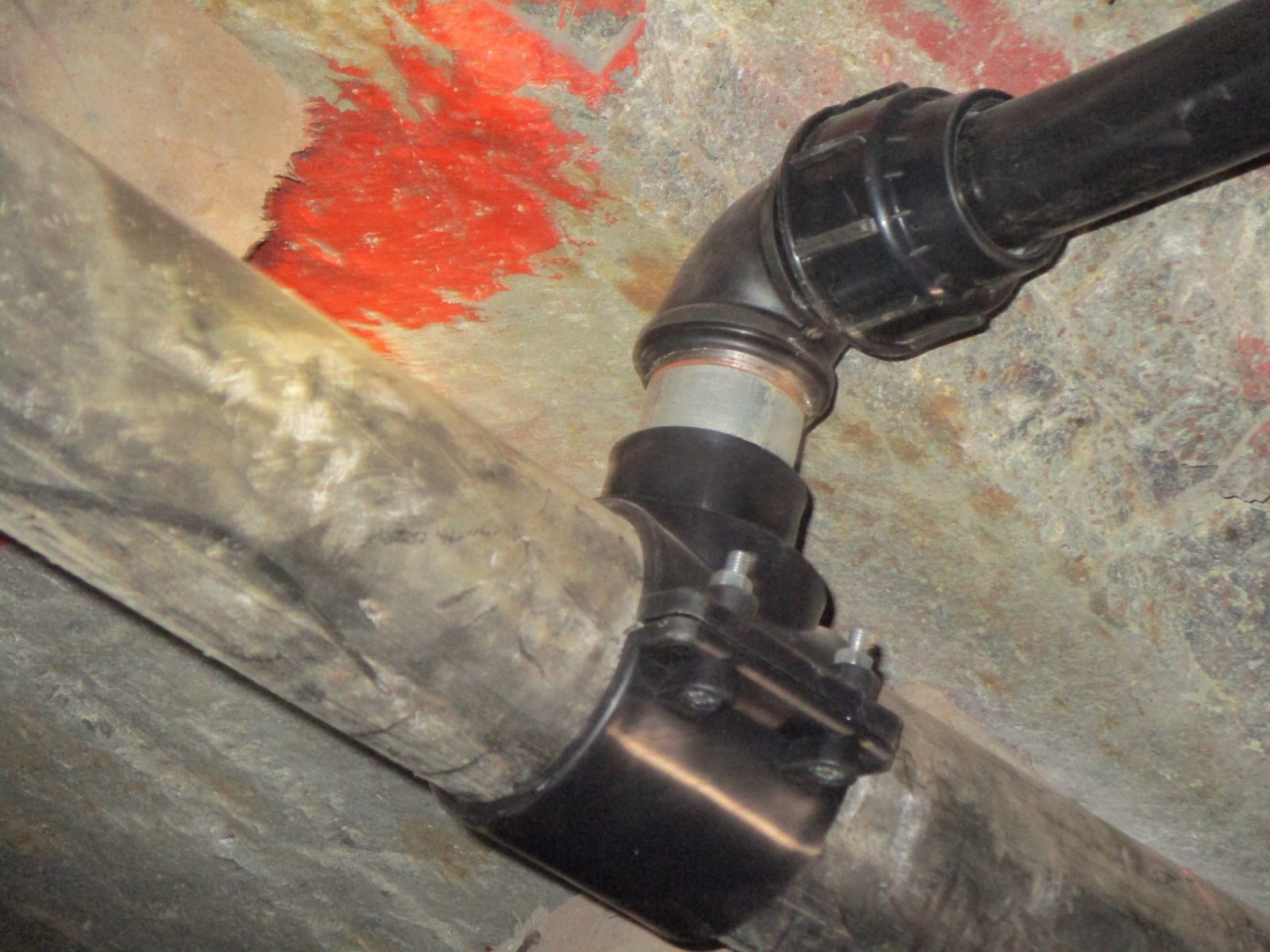 Cross cut kept free of washed-out fines by the backfill water reticulation system