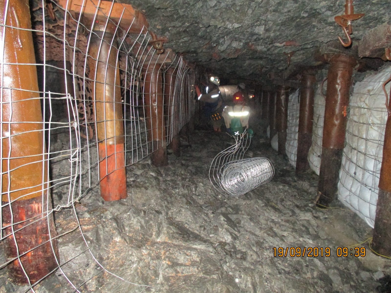 Backfill flushing system and valve arrangement installed on the reticulation line